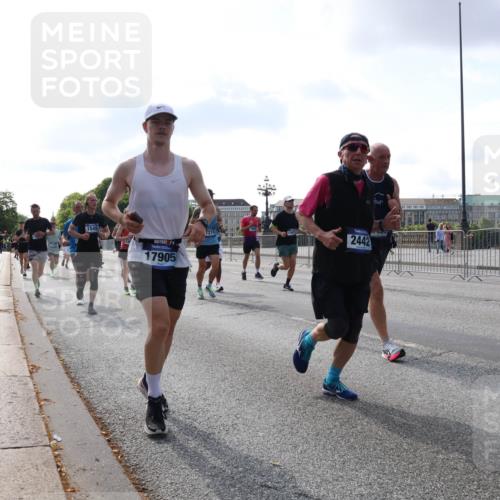 29.06.2025 - hella hamburg halbmarathon Lena Gebhardt http://msf.ph/oto/8457943 29.06.2025 09:54:34 Lombardsbrücke 1549, 17905, 7274, 2442, 1119, 1171, 1342, 1399, 1413, 1424, 1476, 1549, 1817, 1892, 1942, 2020, 2098, 2188, 2222, 2367, 2442, 2470, 2561, 2670, 2842, 2889, 2955, 3477, 3562, 3785, 4017, 4029, 4183, 4185, 4270, 4816, 5020, 5447, 5706, 5884, 6266, 6630, 6723, 6819, 6831, 6978, 7087, 7274, 7297, 7709, 8117, 8142, 8374, 8482, 8576, 8657, 8698, 8743, 8916, 8928, 8981, 9038, 9051, 9463, 9710, 9815, 9924, 10057, 10237, 10529, 11848 meine-sportfotos.de
