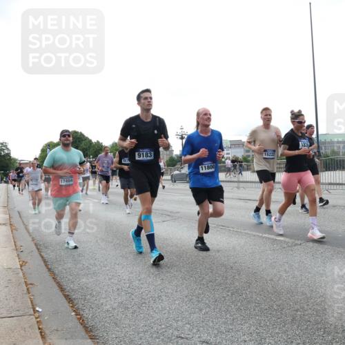 29.06.2025 - hella hamburg halbmarathon Lena Gebhardt http://msf.ph/oto/8457968 29.06.2025 10:31:38 Lombardsbrücke 17404, 1844, 6575, 9183, 11800, 15222, 1838, 1235, 1292, 1373, 1844, 1879, 1979, 2384, 2414, 2672, 2831, 2832, 2914, 3221, 3239, 3396, 3397, 3424, 3571, 3681, 3751, 4561, 4817, 4877, 4953, 5156, 5165, 5437, 5846, 5943, 5965, 6057, 6078, 6160, 6546, 6573, 6640, 6718, 6727, 7334, 7604, 7772, 7898, 8050, 8072, 8073, 8304, 8620, 8806, 9078, 9104, 9183, 9478, 9812, 9883, 10111, 10240, 10586, 11587, 13724, 14349, 15725, 16457, 16978, 17404, 17509, 17517, 17587, 17706 meine-sportfotos.de