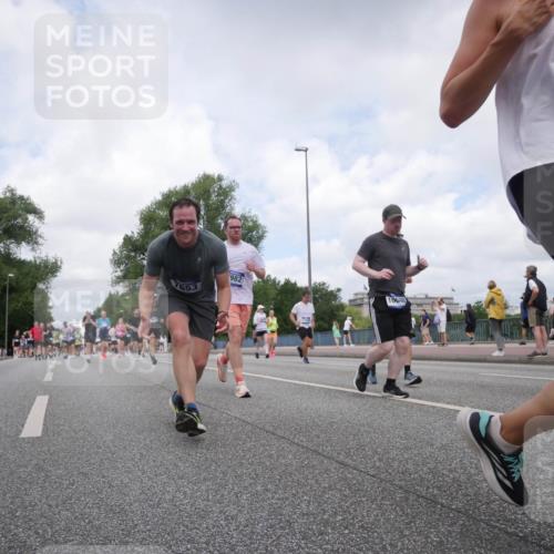 29.06.2025 - hella hamburg halbmarathon Luisa Fischer http://msf.ph/oto/8457978 29.06.2025 10:37:05 Kennedybrücke 982, 10048, 3340, 2038, 2933, 3264, 3340, 3345, 3848, 4445, 4824, 4826, 5096, 5566, 5569, 6364, 6515, 6516, 7027, 7565, 7653, 7982, 8277, 8349, 8401, 9875, 10048, 10071, 10561 meine-sportfotos.de