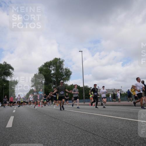 29.06.2025 - hella hamburg halbmarathon Luisa Fischer http://msf.ph/oto/8458035 29.06.2025 10:37:07 Kennedybrücke 9875, 1535, 1764, 2038, 2933, 3340, 4445, 4824, 4826, 5096, 5566, 5569, 6364, 7565, 7653, 7982, 8277, 9875, 10048, 10071, 10561 meine-sportfotos.de