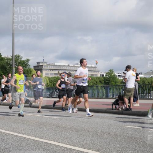 29.06.2025 - hella hamburg halbmarathon Luisa Fischer http://msf.ph/oto/8458122 29.06.2025 09:52:46 Kennedybrücke 12292, 3332, 9302, 17973, 255, 1675, 1688, 2415, 2568, 2826, 3332, 4823, 5409, 5436, 5791, 6458, 6529, 7774, 8450, 9017, 9302, 9711, 10218 meine-sportfotos.de