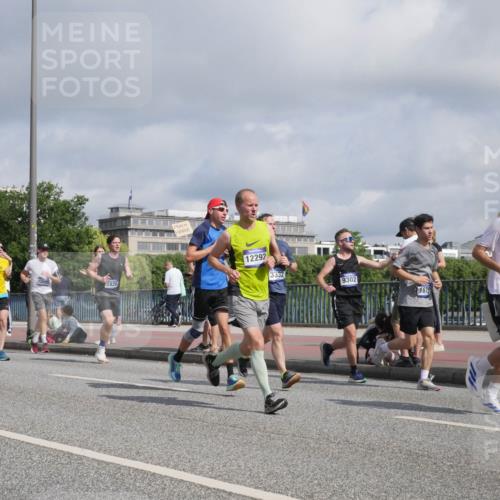 29.06.2025 - hella hamburg halbmarathon Luisa Fischer http://msf.ph/oto/8458171 29.06.2025 09:52:47 Kennedybrücke 2826, 12292, 3332, 9302, 7973, 1675, 1675, 1688, 2415, 2568, 2826, 3332, 4398, 4823, 5409, 5436, 5791, 6458, 6529, 7774, 8450, 9017, 9302, 10218 meine-sportfotos.de