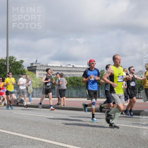 29.06.2025 - hella hamburg halbmarathon Luisa Fischer http://msf.ph/oto/8458190 29.06.2025 09:52:48 Kennedybrücke 16, 2826, 12292, 9302, 1675, 1675, 1688, 2568, 2826, 3332, 4398, 4823, 5409, 6458, 6529, 6649, 7774, 8450, 9017, 9116, 9302, 10218 meine-sportfotos.de