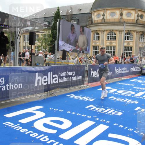 29.06.2025 - hella hamburg halbmarathon Michael Strokosch http://msf.ph/oto/8458209 29.06.2025 10:32:06 Ziel 1407, 1686, 4129, 11150, 11199, 11370, 16505 meine-sportfotos.de