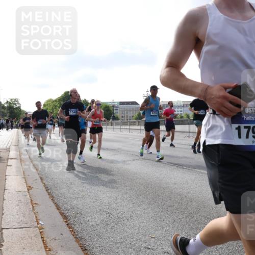 29.06.2025 - hella hamburg halbmarathon Lena Gebhardt http://msf.ph/oto/8458217 29.06.2025 09:54:35 Lombardsbrücke 1549, 7274, 13008, 13421, 17905, 1119, 1171, 1342, 1399, 1424, 1476, 1549, 1817, 1892, 1942, 2020, 2098, 2188, 2222, 2367, 2442, 2470, 2561, 2670, 2842, 2889, 2955, 3477, 3562, 3785, 4017, 4029, 4183, 4185, 4270, 4816, 5020, 5447, 5706, 5884, 6266, 6630, 6723, 6819, 6831, 6978, 7087, 7274, 7297, 7335, 7709, 8117, 8142, 8374, 8482, 8576, 8657, 8698, 8743, 8916, 8981, 9038, 9051, 9463, 9710, 9815, 9924, 10057, 10237, 10529, 11848 meine-sportfotos.de