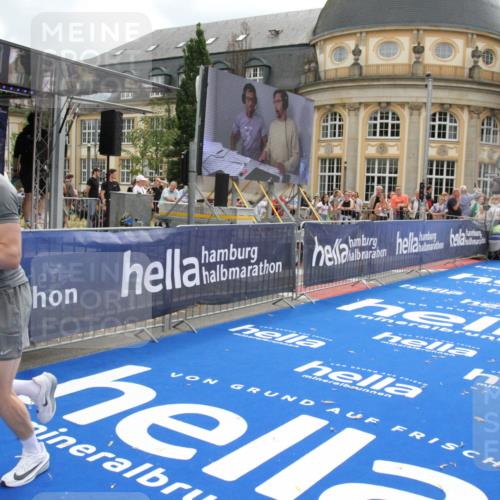 29.06.2025 - hella hamburg halbmarathon Michael Strokosch http://msf.ph/oto/8458309 29.06.2025 10:32:07 Ziel 1407, 1686, 4129, 11150, 11370, 16505, 16736 meine-sportfotos.de