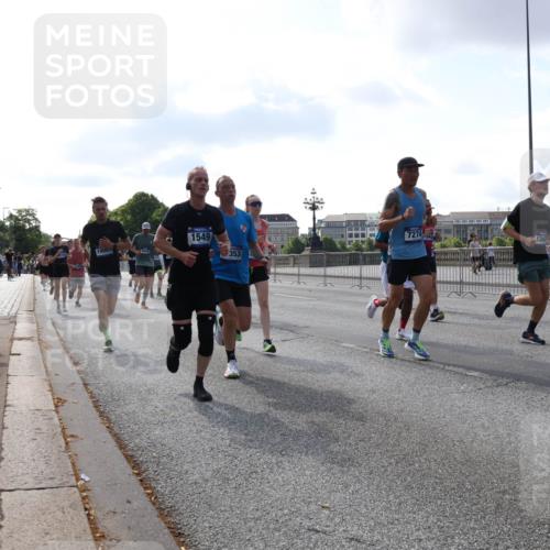 29.06.2025 - hella hamburg halbmarathon Lena Gebhardt http://msf.ph/oto/8458336 29.06.2025 09:54:36 Lombardsbrücke 1549, 353, 7274, 1119, 1171, 1342, 1399, 1424, 1549, 1817, 1892, 1942, 2020, 2098, 2188, 2222, 2367, 2442, 2470, 2561, 2596, 2670, 2842, 2889, 2955, 3477, 3562, 3785, 4017, 4029, 4183, 4185, 4270, 4816, 4832, 5020, 5447, 5706, 5884, 6266, 6630, 6723, 6819, 6831, 6978, 7087, 7274, 7297, 7335, 7709, 7908, 8117, 8142, 8374, 8482, 8576, 8657, 8698, 8743, 8916, 8981, 9038, 9051, 9463, 9710, 9815, 9924, 10057, 10237, 10529, 11848 meine-sportfotos.de