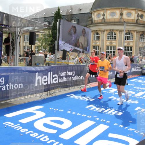 29.06.2025 - hella hamburg halbmarathon Michael Strokosch http://msf.ph/oto/8458368 29.06.2025 10:32:10 Ziel 1686, 11150, 11370, 15826, 16505, 16736 meine-sportfotos.de
