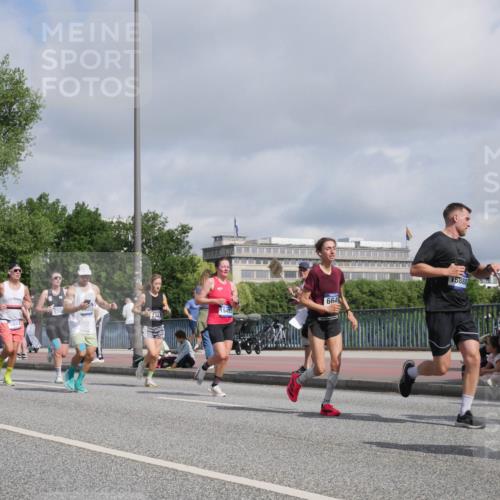 29.06.2025 - hella hamburg halbmarathon Luisa Fischer http://msf.ph/oto/8458423 29.06.2025 09:52:58 Kennedybrücke 1882, 574, 15493, 664, 15888, 1358, 1688, 1882, 2675, 4398, 5745, 6649, 9116, 9365, 10218 meine-sportfotos.de
