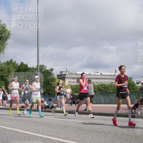 29.06.2025 - hella hamburg halbmarathon Luisa Fischer http://msf.ph/oto/8458439 29.06.2025 09:52:58 Kennedybrücke 17632, 1882, 5745, 2, 59, 1549, 1358, 1688, 1882, 2675, 4398, 5745, 6649, 9116, 9365, 10218 meine-sportfotos.de