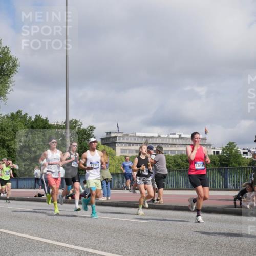 29.06.2025 - hella hamburg halbmarathon Luisa Fischer http://msf.ph/oto/8458449 29.06.2025 09:52:59 Kennedybrücke 17632, 5745, 15351, 15493, 1882, 6645, 1358, 1688, 1882, 2675, 4398, 5745, 6649, 8958, 9116, 9365 meine-sportfotos.de
