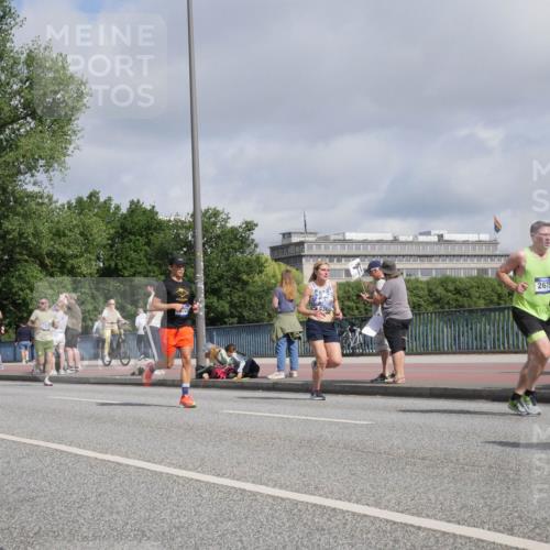 29.06.2025 - hella hamburg halbmarathon Luisa Fischer http://msf.ph/oto/8458554 29.06.2025 09:53:02 Kennedybrücke 1700, 2675, 1209, 1358, 1882, 2675, 4205, 4380, 5508, 5745, 7026, 8958, 9365 meine-sportfotos.de
