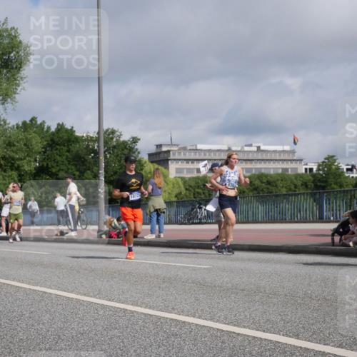 29.06.2025 - hella hamburg halbmarathon Luisa Fischer http://msf.ph/oto/8458561 29.06.2025 09:53:03 Kennedybrücke 18723, 9365, 1209, 1358, 1697, 1882, 2675, 4205, 4380, 5508, 5745, 6686, 7026, 8958, 9365 meine-sportfotos.de
