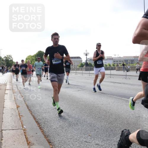 29.06.2025 - hella hamburg halbmarathon Lena Gebhardt http://msf.ph/oto/8458578 29.06.2025 09:54:37 Lombardsbrücke 12367, 19007, 16834, 2670, 13, 1171, 1342, 1399, 1549, 1817, 1892, 1942, 2020, 2098, 2188, 2222, 2367, 2442, 2470, 2561, 2592, 2596, 2670, 2842, 2889, 2955, 3208, 3209, 3477, 3562, 3785, 4017, 4029, 4183, 4185, 4270, 4816, 4832, 5020, 5447, 5706, 5884, 6266, 6290, 6630, 6723, 6819, 6831, 6978, 7087, 7274, 7297, 7335, 7709, 7908, 8117, 8142, 8374, 8482, 8576, 8657, 8698, 8743, 8916, 8981, 9038, 9051, 9463, 9710, 9815, 9924, 10057, 10237, 10529 meine-sportfotos.de