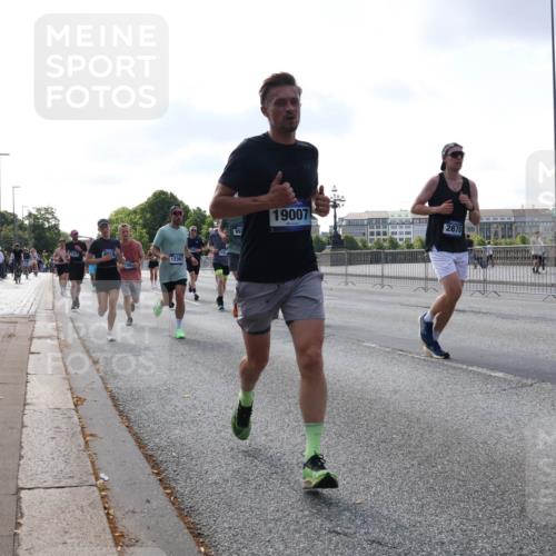 29.06.2025 - hella hamburg halbmarathon Lena Gebhardt http://msf.ph/oto/8458652 29.06.2025 09:54:38 Lombardsbrücke 8016, 786, 12367, 992, 19007, 2670, 1171, 1342, 1399, 1549, 1817, 1942, 2020, 2098, 2188, 2222, 2367, 2442, 2470, 2561, 2592, 2596, 2670, 2842, 2889, 2955, 3208, 3209, 3477, 3562, 3785, 4017, 4029, 4270, 4816, 4832, 5020, 5447, 5706, 5884, 6266, 6290, 6630, 6723, 6819, 6978, 7087, 7274, 7297, 7335, 7709, 7908, 8117, 8142, 8374, 8482, 8576, 8657, 8698, 8743, 8916, 8981, 9038, 9051, 9463, 9661, 9710, 9815, 9924, 10057, 10237, 10529 meine-sportfotos.de