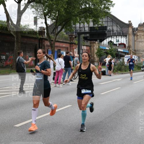 29.06.2025 - hella hamburg halbmarathon Yannick Fuchs http://msf.ph/oto/8458809 29.06.2025 10:56:31 20KM 1006, 1194, 1212, 1264, 1377, 1432, 1568, 1573, 1674, 1726, 3740, 4511, 6414, 6415, 6752, 7658, 7869, 8045, 8624, 8730, 10214, 10519, 11180, 11670, 12156, 12286, 13498, 13868, 14348, 14368, 14456, 16654, 16688, 16808, 17136, 17383, 17955, 18382, 18530, 18599, 19023 meine-sportfotos.de