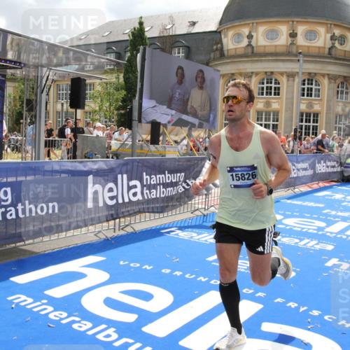 29.06.2025 - hella hamburg halbmarathon Michael Strokosch http://msf.ph/oto/8458832 29.06.2025 10:32:15 Ziel 1894, 7272, 15826, 16736 meine-sportfotos.de