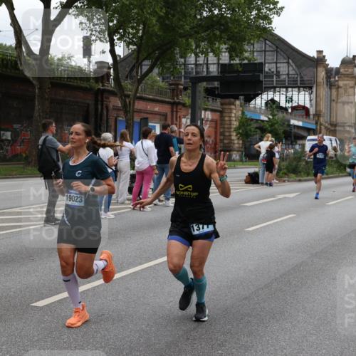 29.06.2025 - hella hamburg halbmarathon Yannick Fuchs http://msf.ph/oto/8458854 29.06.2025 10:56:31 20KM 1006, 1194, 1212, 1264, 1377, 1432, 1568, 1573, 1674, 1726, 3740, 4511, 6414, 6415, 6752, 7658, 7869, 8045, 8624, 8730, 10214, 10519, 11180, 11670, 12156, 12286, 13498, 13868, 14348, 14368, 14456, 16654, 16688, 16808, 17136, 17383, 17955, 18382, 18530, 18599, 19023 meine-sportfotos.de