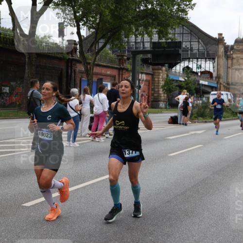 29.06.2025 - hella hamburg halbmarathon Yannick Fuchs http://msf.ph/oto/8458868 29.06.2025 10:56:31 20KM 1006, 1194, 1212, 1264, 1377, 1432, 1568, 1573, 1674, 1726, 3740, 4511, 6414, 6415, 6752, 7658, 7869, 8045, 8624, 8730, 10214, 10519, 11180, 11670, 12156, 12286, 13498, 13868, 14348, 14368, 14456, 16654, 16688, 16808, 17136, 17383, 17955, 18382, 18530, 18599, 19023 meine-sportfotos.de