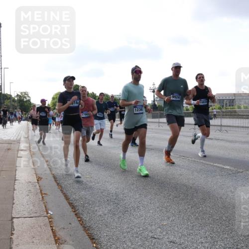 29.06.2025 - hella hamburg halbmarathon Lena Gebhardt http://msf.ph/oto/8458874 29.06.2025 09:54:39 Lombardsbrücke 1817, 1786, 5884, 12367, 9924, 16834, 1171, 1342, 1399, 1549, 1817, 1942, 2020, 2098, 2188, 2222, 2367, 2442, 2470, 2561, 2592, 2596, 2670, 2842, 2889, 2955, 3208, 3209, 3477, 3562, 4017, 4029, 4270, 4816, 4832, 5020, 5447, 5706, 5884, 6266, 6290, 6389, 6630, 6723, 6819, 6978, 7087, 7274, 7297, 7335, 7709, 7908, 8117, 8142, 8374, 8482, 8576, 8657, 8698, 8743, 8916, 8981, 9038, 9051, 9093, 9661, 9710, 9815, 9924, 10057, 10237 meine-sportfotos.de