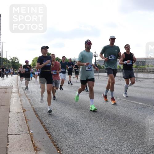 29.06.2025 - hella hamburg halbmarathon Lena Gebhardt http://msf.ph/oto/8458899 29.06.2025 09:54:39 Lombardsbrücke 1817, 7865, 12367, 9924, 1171, 1342, 1399, 1549, 1817, 1942, 2020, 2098, 2188, 2222, 2367, 2442, 2470, 2561, 2592, 2596, 2670, 2842, 2889, 2955, 3208, 3209, 3477, 3562, 4017, 4029, 4270, 4816, 4832, 5020, 5447, 5706, 5884, 6266, 6290, 6389, 6630, 6723, 6819, 6978, 7087, 7274, 7297, 7335, 7709, 7908, 8117, 8142, 8374, 8482, 8576, 8657, 8698, 8743, 8916, 8981, 9038, 9051, 9093, 9661, 9710, 9815, 9924, 10057, 10237 meine-sportfotos.de
