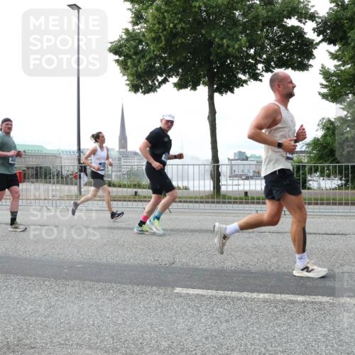29.06.2025 - hella hamburg halbmarathon Lena Gebhardt http://msf.ph/oto/8458908 29.06.2025 10:31:43 Lombardsbrücke 3390, 1235, 1292, 1373, 1844, 1879, 2384, 2414, 2672, 2831, 2832, 2914, 3221, 3239, 3358, 3396, 3397, 3424, 3571, 3681, 3751, 3752, 4817, 4877, 4953, 5156, 5165, 5846, 5943, 5965, 6078, 6160, 6546, 6573, 6640, 6718, 6727, 7295, 7334, 7604, 7772, 7816, 7898, 8050, 8304, 8538, 8620, 8806, 9078, 9104, 9183, 9478, 9812, 9883, 10111, 10240, 10586, 11587, 13724, 14349, 15725, 16457, 16978, 17404, 17517, 17706 meine-sportfotos.de