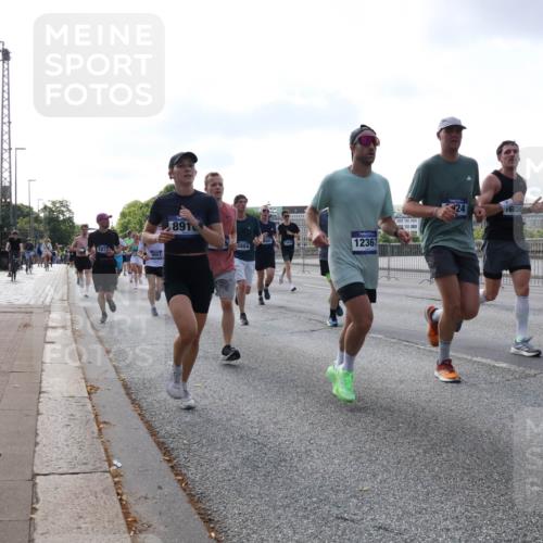 29.06.2025 - hella hamburg halbmarathon Lena Gebhardt http://msf.ph/oto/8458917 29.06.2025 09:54:39 Lombardsbrücke 9051, 891, 5884, 12367, 24, 16834, 1171, 1342, 1399, 1549, 1817, 1942, 2020, 2098, 2188, 2222, 2367, 2442, 2470, 2561, 2592, 2596, 2670, 2842, 2889, 2955, 3208, 3209, 3477, 3562, 4017, 4029, 4270, 4816, 4832, 5020, 5447, 5706, 5884, 6266, 6290, 6389, 6630, 6723, 6819, 6978, 7087, 7274, 7297, 7335, 7709, 7908, 8117, 8142, 8374, 8482, 8576, 8657, 8698, 8743, 8916, 8981, 9038, 9051, 9093, 9661, 9710, 9815, 9924, 10057, 10237 meine-sportfotos.de