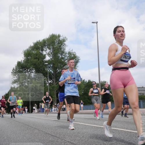 29.06.2025 - hella hamburg halbmarathon Luisa Fischer http://msf.ph/oto/8458939 29.06.2025 10:37:44 Kennedybrücke 17412, 8021, 17344, 9122, 16238, 2376, 2801, 3420, 6105, 6843, 8021, 8589, 8965, 9379, 9448, 10674 meine-sportfotos.de