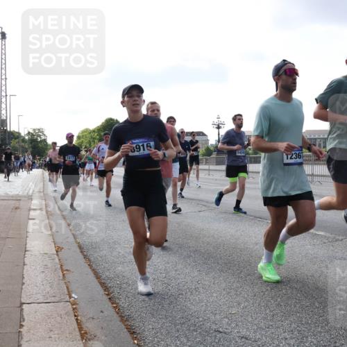 29.06.2025 - hella hamburg halbmarathon Lena Gebhardt http://msf.ph/oto/8458962 29.06.2025 09:54:39 Lombardsbrücke 3916, 1817, 14248, 1236, 90, 16834, 1171, 1342, 1399, 1549, 1817, 1942, 2020, 2098, 2188, 2222, 2367, 2442, 2470, 2561, 2592, 2596, 2670, 2842, 2889, 2955, 3208, 3209, 3477, 3562, 4017, 4029, 4270, 4816, 4832, 5020, 5447, 5706, 5884, 6266, 6290, 6389, 6630, 6723, 6819, 6978, 7087, 7274, 7297, 7335, 7709, 7908, 8117, 8142, 8374, 8482, 8576, 8657, 8698, 8743, 8916, 8981, 9038, 9051, 9093, 9661, 9710, 9815, 9924, 10057, 10237 meine-sportfotos.de