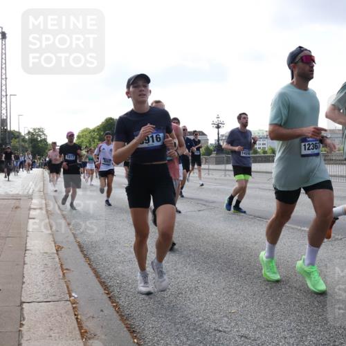 29.06.2025 - hella hamburg halbmarathon Lena Gebhardt http://msf.ph/oto/8458977 29.06.2025 09:54:40 Lombardsbrücke 1817, 916, 142482, 12367, 9924, 1171, 1342, 1399, 1549, 1817, 1942, 2020, 2098, 2188, 2222, 2367, 2442, 2470, 2561, 2592, 2596, 2670, 2842, 2889, 2955, 3208, 3209, 3477, 3562, 4017, 4029, 4270, 4816, 4832, 5020, 5447, 5706, 5884, 6266, 6290, 6389, 6630, 6723, 6819, 6978, 7087, 7274, 7297, 7335, 7709, 7908, 8117, 8142, 8374, 8482, 8576, 8657, 8698, 8743, 8916, 8981, 9038, 9051, 9093, 9661, 9710, 9815, 9924, 10057, 10237 meine-sportfotos.de