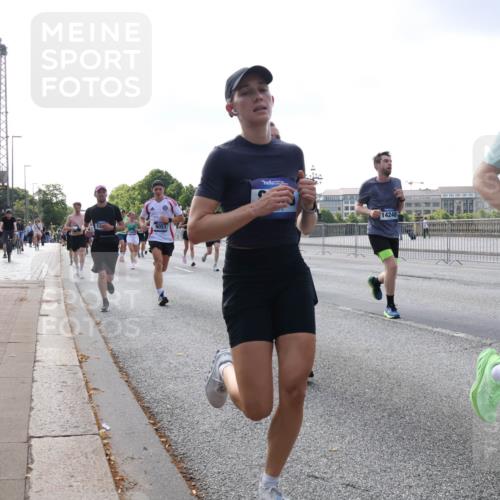 29.06.2025 - hella hamburg halbmarathon Lena Gebhardt http://msf.ph/oto/8459005 29.06.2025 09:54:40 Lombardsbrücke 9051, 1424, 1236, 1171, 1342, 1399, 1549, 1817, 1942, 2020, 2098, 2188, 2222, 2367, 2442, 2470, 2561, 2592, 2596, 2670, 2842, 2889, 2955, 3208, 3209, 3477, 3562, 4017, 4029, 4270, 4816, 4832, 5020, 5447, 5706, 5884, 6266, 6290, 6389, 6630, 6723, 6819, 6978, 7087, 7274, 7297, 7335, 7709, 7908, 8117, 8142, 8374, 8482, 8576, 8657, 8698, 8743, 8916, 8981, 9038, 9051, 9093, 9661, 9710, 9815, 9924, 10057, 10237 meine-sportfotos.de