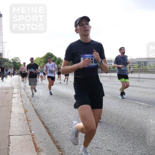 29.06.2025 - hella hamburg halbmarathon Lena Gebhardt http://msf.ph/oto/8459046 29.06.2025 09:54:40 Lombardsbrücke 1817, 9051, 16, 14248, 123, 1171, 1342, 1399, 1549, 1817, 1942, 2020, 2098, 2188, 2222, 2367, 2442, 2470, 2561, 2592, 2596, 2670, 2842, 2889, 2955, 3208, 3209, 3477, 3562, 4017, 4029, 4270, 4816, 4832, 5020, 5447, 5706, 5884, 6266, 6290, 6389, 6630, 6723, 6819, 6978, 7087, 7274, 7297, 7335, 7709, 7908, 8117, 8142, 8374, 8482, 8576, 8657, 8698, 8743, 8916, 8981, 9038, 9051, 9093, 9661, 9710, 9815, 9924, 10057, 10237 meine-sportfotos.de