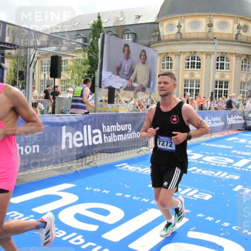 29.06.2025 - hella hamburg halbmarathon Michael Strokosch http://msf.ph/oto/8459048 29.06.2025 10:32:20 Ziel 1894, 7272, 10876, 16065 meine-sportfotos.de