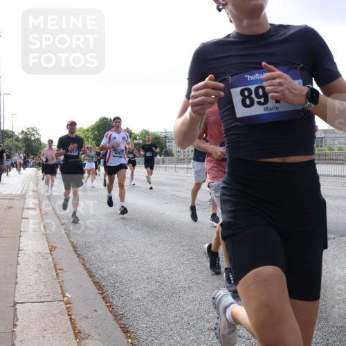 29.06.2025 - hella hamburg halbmarathon Lena Gebhardt http://msf.ph/oto/8459061 29.06.2025 09:54:40 Lombardsbrücke 017, 9051, 89, 1171, 1342, 1399, 1549, 1817, 1942, 2020, 2098, 2188, 2222, 2367, 2442, 2470, 2561, 2592, 2596, 2670, 2842, 2889, 2955, 3208, 3209, 3477, 3562, 4017, 4029, 4270, 4816, 4832, 5020, 5447, 5706, 5884, 6266, 6290, 6389, 6630, 6723, 6819, 6978, 7087, 7274, 7297, 7335, 7709, 7908, 8117, 8142, 8374, 8482, 8576, 8657, 8698, 8743, 8916, 8981, 9038, 9051, 9093, 9661, 9710, 9815, 9924, 10057, 10237 meine-sportfotos.de