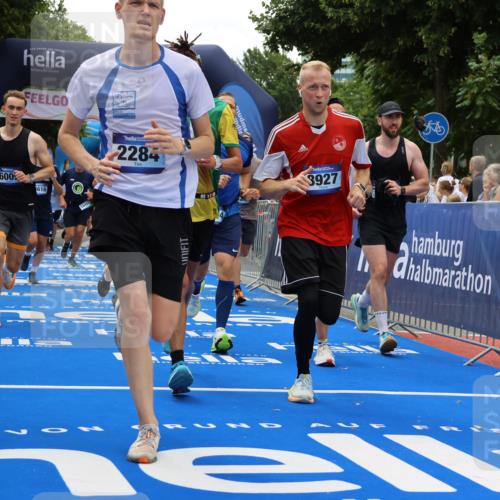 29.06.2025 - hella hamburg halbmarathon Strokosch-Dieckow http://msf.ph/oto/8459069 29.06.2025 10:47:34 Ziel 1070, 1320, 1592, 1696, 2284, 2708, 2953, 3304, 5532, 5889, 6009, 7962, 8023, 8234, 8852, 8927, 10969, 10988, 11021, 11283, 12870, 13223, 13303, 13948, 14618, 14619, 15451, 15478, 15479, 16205, 17846, 17905, 18104, 18970, 19181 meine-sportfotos.de