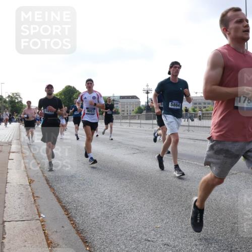 29.06.2025 - hella hamburg halbmarathon Lena Gebhardt http://msf.ph/oto/8459111 29.06.2025 09:54:41 Lombardsbrücke 9051, 18, 5447, 5884, 17800, 1171, 1342, 1399, 1549, 1817, 1942, 2020, 2098, 2188, 2222, 2367, 2442, 2470, 2561, 2592, 2596, 2670, 2842, 2889, 2955, 3208, 3209, 3477, 3562, 4017, 4029, 4816, 4832, 5020, 5447, 5706, 5884, 6266, 6290, 6389, 6630, 6723, 6819, 6978, 6991, 7087, 7274, 7297, 7335, 7709, 7908, 8117, 8142, 8374, 8482, 8487, 8576, 8657, 8698, 8916, 8981, 9038, 9051, 9093, 9661, 9710, 9815, 9924, 10057, 10237 meine-sportfotos.de