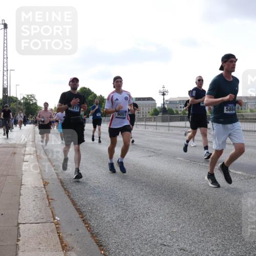 29.06.2025 - hella hamburg halbmarathon Lena Gebhardt http://msf.ph/oto/8459130 29.06.2025 09:54:41 Lombardsbrücke 5884, 1817, 9051, 1171, 1342, 1399, 1549, 1817, 1942, 2020, 2098, 2188, 2222, 2367, 2442, 2470, 2561, 2592, 2596, 2670, 2842, 2889, 2955, 3208, 3209, 3477, 3562, 4017, 4029, 4816, 4832, 5020, 5447, 5706, 5884, 6266, 6290, 6389, 6630, 6723, 6819, 6978, 6991, 7087, 7274, 7297, 7335, 7709, 7908, 8117, 8142, 8374, 8482, 8487, 8576, 8657, 8698, 8916, 8981, 9038, 9051, 9093, 9661, 9710, 9815, 9924, 10057, 10237 meine-sportfotos.de