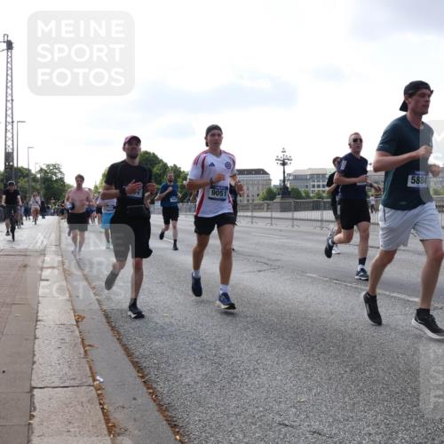 29.06.2025 - hella hamburg halbmarathon Lena Gebhardt http://msf.ph/oto/8459151 29.06.2025 09:54:41 Lombardsbrücke 1151, 5447, 9051, 5884, 1171, 1342, 1399, 1549, 1817, 1942, 2020, 2098, 2188, 2222, 2367, 2442, 2470, 2561, 2592, 2596, 2670, 2842, 2889, 2955, 3208, 3209, 3477, 3562, 4017, 4029, 4816, 4832, 5020, 5447, 5706, 5884, 6266, 6290, 6389, 6630, 6723, 6819, 6978, 6991, 7087, 7274, 7297, 7335, 7709, 7908, 8117, 8142, 8374, 8482, 8487, 8576, 8657, 8698, 8916, 8981, 9038, 9051, 9093, 9661, 9710, 9815, 9924, 10057, 10237 meine-sportfotos.de
