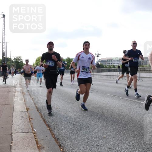 29.06.2025 - hella hamburg halbmarathon Lena Gebhardt http://msf.ph/oto/8459176 29.06.2025 09:54:41 Lombardsbrücke 1817, 5447, 9051, 1391, 84820, 5884, 1171, 1342, 1399, 1549, 1817, 1942, 2020, 2098, 2188, 2222, 2367, 2442, 2470, 2561, 2592, 2596, 2670, 2842, 2889, 2955, 3208, 3209, 3477, 3562, 4017, 4029, 4816, 4832, 5020, 5447, 5706, 5884, 6266, 6290, 6389, 6630, 6723, 6819, 6978, 6991, 7087, 7274, 7297, 7335, 7709, 7908, 8117, 8142, 8374, 8482, 8487, 8576, 8657, 8698, 8916, 8981, 9038, 9051, 9093, 9661, 9710, 9815, 9924, 10057, 10237 meine-sportfotos.de