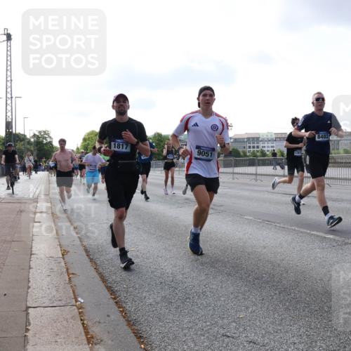 29.06.2025 - hella hamburg halbmarathon Lena Gebhardt http://msf.ph/oto/8459200 29.06.2025 09:54:41 Lombardsbrücke 1817, 9051, 13915, 8482, 5884, 1171, 1342, 1399, 1549, 1817, 1942, 2020, 2098, 2188, 2222, 2367, 2442, 2470, 2561, 2592, 2596, 2670, 2842, 2889, 2955, 3208, 3209, 3477, 3562, 4017, 4029, 4816, 4832, 5020, 5447, 5706, 5884, 6266, 6290, 6389, 6630, 6723, 6819, 6978, 6991, 7087, 7274, 7297, 7335, 7709, 7908, 8117, 8142, 8374, 8482, 8487, 8576, 8657, 8698, 8916, 8981, 9038, 9051, 9093, 9661, 9710, 9815, 9924, 10057, 10237 meine-sportfotos.de