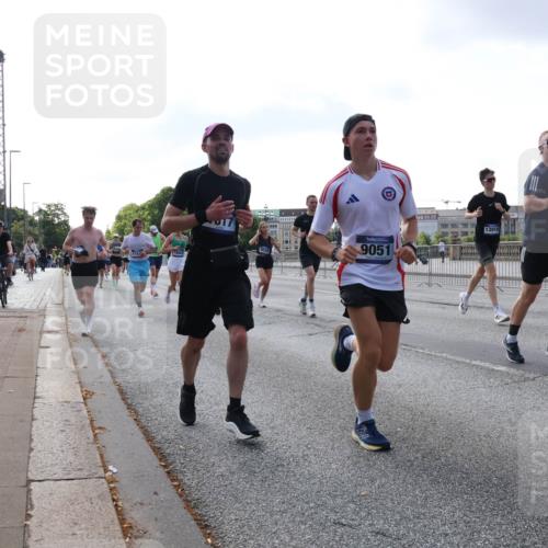 29.06.2025 - hella hamburg halbmarathon Lena Gebhardt http://msf.ph/oto/8459222 29.06.2025 09:54:41 Lombardsbrücke 9051, 13919, 848, 1171, 1342, 1399, 1549, 1817, 1942, 2020, 2098, 2188, 2222, 2367, 2442, 2470, 2561, 2592, 2596, 2670, 2842, 2889, 2955, 3208, 3209, 3477, 3562, 4017, 4029, 4816, 4832, 5020, 5447, 5706, 5884, 6266, 6290, 6389, 6630, 6723, 6819, 6978, 6991, 7087, 7274, 7297, 7335, 7709, 7908, 8117, 8142, 8374, 8482, 8487, 8576, 8657, 8698, 8916, 8981, 9038, 9051, 9093, 9661, 9710, 9815, 9924, 10057, 10237 meine-sportfotos.de