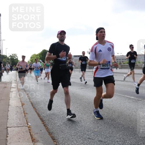 29.06.2025 - hella hamburg halbmarathon Lena Gebhardt http://msf.ph/oto/8459254 29.06.2025 09:54:42 Lombardsbrücke 1151, 11688, 9051, 848, 1171, 1342, 1399, 1549, 1817, 1942, 2020, 2098, 2188, 2222, 2367, 2442, 2470, 2561, 2592, 2596, 2670, 2842, 2889, 2955, 3208, 3209, 3477, 3562, 4017, 4029, 4816, 4832, 5020, 5399, 5447, 5706, 5884, 6266, 6290, 6389, 6630, 6723, 6819, 6978, 6991, 7087, 7274, 7297, 7335, 7709, 7908, 8117, 8142, 8374, 8482, 8487, 8576, 8657, 8698, 8916, 8981, 9038, 9051, 9093, 9661, 9710, 9815, 9924, 10057, 10237 meine-sportfotos.de