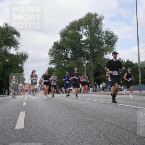 29.06.2025 - hella hamburg halbmarathon Luisa Fischer http://msf.ph/oto/8459290 29.06.2025 10:37:53 Kennedybrücke 2355, 6171, 16010, 14527, 5453, 6310, 1546, 14273, 2751, 13416, 2355, 2751, 3420, 5453, 6171, 6310, 6329, 7299, 8965 meine-sportfotos.de
