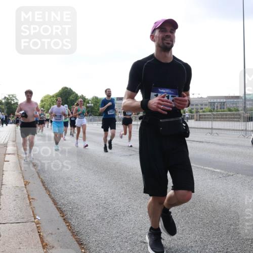 29.06.2025 - hella hamburg halbmarathon Lena Gebhardt http://msf.ph/oto/8459416 29.06.2025 09:54:42 Lombardsbrücke 11518, 18923, 5447, 9038, 1171, 1342, 1399, 1549, 1817, 1942, 2020, 2098, 2188, 2222, 2367, 2442, 2470, 2561, 2592, 2596, 2670, 2842, 2889, 2955, 3208, 3209, 3477, 3562, 4017, 4029, 4816, 4832, 5020, 5399, 5447, 5706, 5884, 6266, 6290, 6389, 6630, 6723, 6819, 6978, 6991, 7087, 7274, 7297, 7335, 7709, 7908, 8117, 8142, 8374, 8482, 8487, 8576, 8657, 8698, 8916, 8981, 9038, 9051, 9093, 9661, 9710, 9815, 9924, 10057, 10237 meine-sportfotos.de