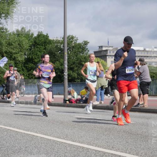 29.06.2025 - hella hamburg halbmarathon Luisa Fischer http://msf.ph/oto/8459444 29.06.2025 09:53:33 Kennedybrücke 15297, 6639, 17662, 13268, 2579, 1441, 1677, 1962, 2579, 3056, 4888, 4889, 5087, 6639, 6721, 6901, 7116, 7284, 7635, 8122, 8319, 8966, 9313 meine-sportfotos.de
