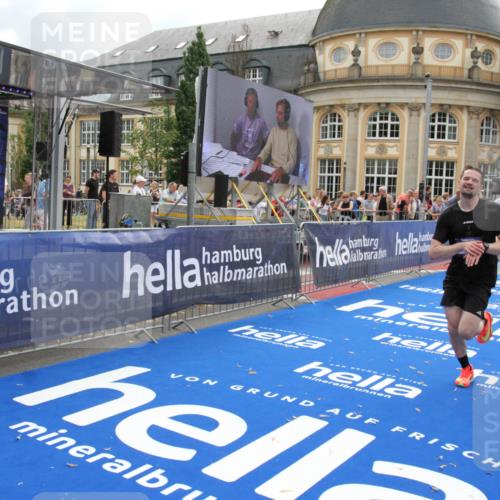29.06.2025 - hella hamburg halbmarathon Michael Strokosch http://msf.ph/oto/8459531 29.06.2025 10:32:31 Ziel 5070, 5746, 7845, 8883, 10484, 11745, 13199, 16957, 18562, 18563 meine-sportfotos.de