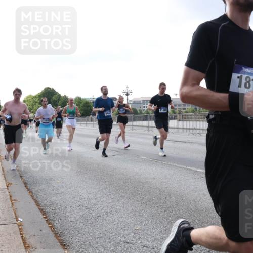 29.06.2025 - hella hamburg halbmarathon Lena Gebhardt http://msf.ph/oto/8459537 29.06.2025 09:54:42 Lombardsbrücke 9038, 5447, 11688, 18923, 11518, 1817, 13919, 1171, 1342, 1399, 1549, 1817, 1942, 2020, 2098, 2188, 2222, 2367, 2442, 2470, 2561, 2592, 2596, 2670, 2842, 2889, 2955, 3208, 3209, 3477, 3562, 4017, 4029, 4816, 4832, 5020, 5399, 5447, 5706, 5884, 6266, 6290, 6389, 6630, 6723, 6819, 6978, 6991, 7087, 7274, 7297, 7335, 7709, 7908, 8117, 8142, 8374, 8482, 8487, 8576, 8657, 8698, 8916, 8981, 9038, 9051, 9093, 9661, 9710, 9815, 9924, 10057, 10237 meine-sportfotos.de