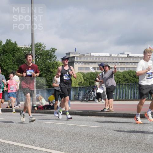 29.06.2025 - hella hamburg halbmarathon Luisa Fischer http://msf.ph/oto/8459553 29.06.2025 09:53:35 Kennedybrücke 16689, 888, 2, 12915, 17669, 2579, 8966, 1256, 1441, 1677, 1962, 2579, 3056, 4888, 4889, 5087, 6639, 6721, 6901, 7116, 7284, 7635, 8122, 8319, 8966, 9313, 10469 meine-sportfotos.de