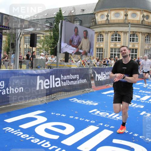 29.06.2025 - hella hamburg halbmarathon Michael Strokosch http://msf.ph/oto/8459567 29.06.2025 10:32:31 Ziel 5070, 5746, 7845, 8883, 10484, 11745, 13199, 16957, 18562, 18563 meine-sportfotos.de