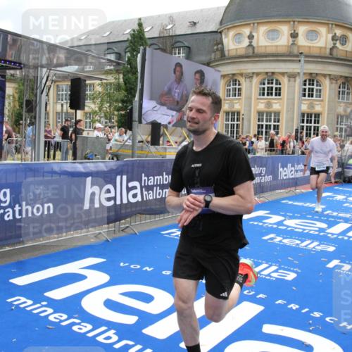 29.06.2025 - hella hamburg halbmarathon Michael Strokosch http://msf.ph/oto/8459600 29.06.2025 10:32:32 Ziel 5070, 5746, 7845, 8883, 11745, 13199, 16957, 18135, 18562, 18563 meine-sportfotos.de